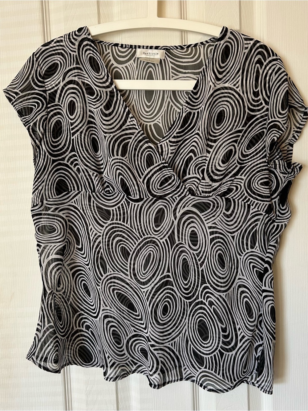 Van Heusen Black & White Printed V-Neck Short Sleeve Top, slightly sheer - Large